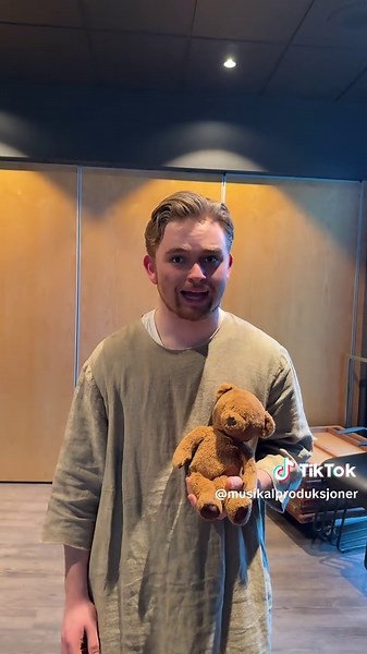 ikke alle er like heldige med kostymene i guess🥹🫰#annie #musicaltheatre #musical #asker #broadway