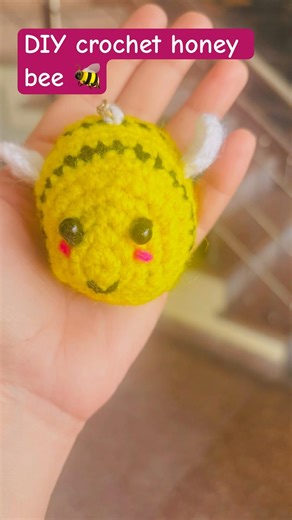 DIY crochet honey bee 🐝 keychain #honeybee #crochet #diykeychain #crochetflower