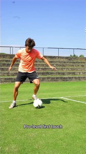 Here’s what a pros first touch looks like. #soccer #football