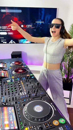 36K views · 1.4K reactions | DJ GABI mixing her favorite remixes from @DJcityTV 3 Tracks Melodic Techno in 60 seconds #techno, #technomusic, #technodj, #melodictechno, #djlife #Reels, #FacebookReels, #Viral, #Trending, #electronicmusic #UStechno, #UKtechno, #clubbing, #londonclubbing, #newyorknightlife | DJ Gabi | Facebook