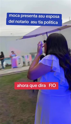 Moca presenta a su esposa del notario y a su tía política