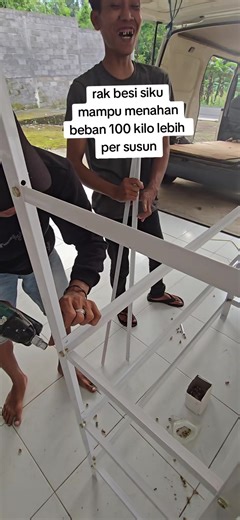 rak ini berbahan besi siku polos bukan yang bolong bolong. jadi hasilnya lebih kuat. CAT menggunakan OPEN POWDER COATING anti karat. papan multiplek 9mm. mampu menahan 100 kilo lebih per susun #raktoko #rakminimarket #rakserbaguna #fypシ #pasuruanjawatimur