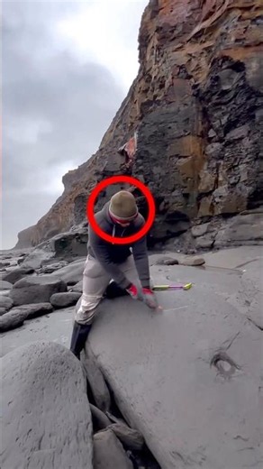 ¡Encontró un tesoro dentro de una piedra! 😲💎 #shorts