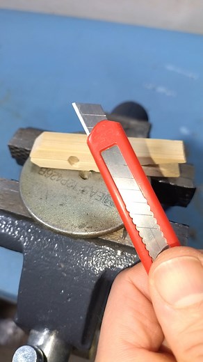 How to make a great DIY wire stripper from a clothespin. Electrician tips and tricks that work really well #diy #electrician #tools #tipsandtricks #fblifestyle | Simple Creative