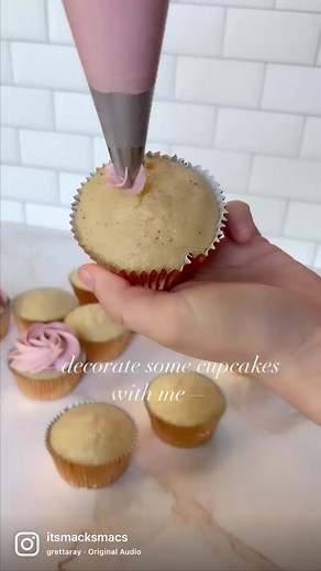 Pipe some cupcakes with me 🧁 #cupcake #frostingtechnique #pink #fyp