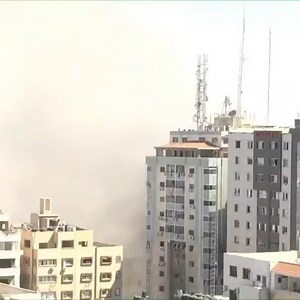 This is Al Jala’a tower in Gaza City. It is a mixed used residential building that had 60 apartments. It houses international media organizations including the Associated Press and Al Jazeera. Today Israel destroyed this building with air strikes. This was not an accident. According to the @apnews, Israel called the owners of the building and told them to evacuate the international media offices and others including law offices and families who lived there. The Associated Press is a a major sour