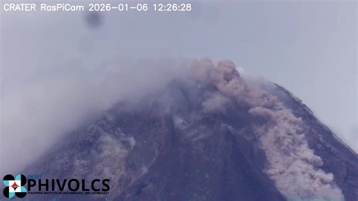 BULKANG MAYON, ITATAAS SA ALERT LEVEL 3 — PHIVOLCS Itataas sa alert level 3 ang Bulkang Mayon sa Albay dulot ng dome collapse pyroclastic density current (PDC), ayon sa Philippine Institute of Volcanology and Seismology (PHIVOLCS) ngayong Martes ng tanghali, Enero 9. (Via Brit Cezar) Video Courtesy: PHIVOLCS/Facebook #PilipinasToday #Albay #PHIVOLCS #BulkangMayon | Pilipinas Today