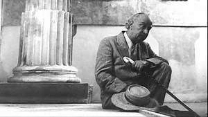#ΣανΣήμερα, 19 Ιουνίου του 1951, έφυγε από τη ζωή ο Άγγελος Σικελιανός, ο κορυφαίος Έλληνας λυρικός ποιητής. Γεννημένος στη Λευκάδα το 1884, ο Σικελιανός υπήρξε μια από τις σημαντικότερες πνευματικές προσωπικότητες της Ελλάδας-με καθοριστικό σταθμό στην ζωή του την Δελφική Ιδέα και τη διοργάνωση των Δελφικών Εορτών. Δείτε από το Αρχείο της ΕΡΤ το αφιέρωμα σε δύο μέρη της σειράς ντοκιμαντέρ "Εποχές και Συγγραφείς" (2006) στον Άγγελο Σικελιανό.Μιλούν για τον ποιητή και το έργο του οι ομότεχνοί του