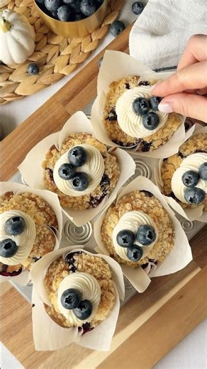 🫐 Blueberry Cupcakes with Streusel Topping