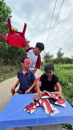 Cậu bé thích tôm hùm khổng lồ - The boy likes giant lobsters 🦞 #nangkhieutv #funny #comedy #fun