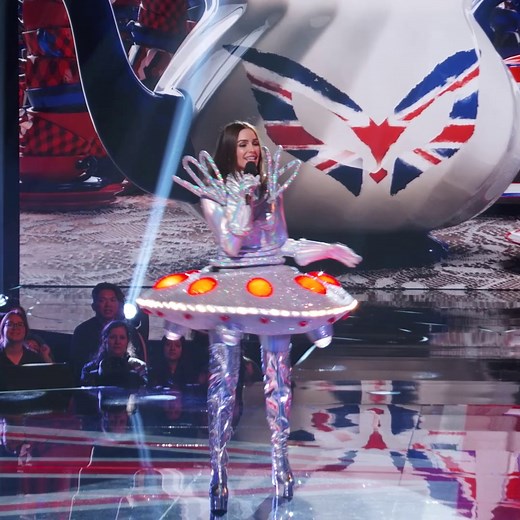 Olivia Culpo lights up the whole stage as UFO Mask! ✨ | The Masked Singer