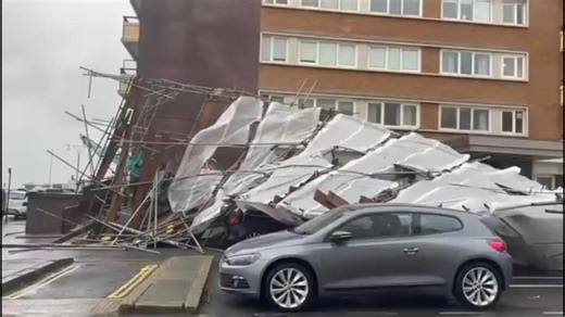 🚨 Hove Seafront Incident 🚨 Scaffolding has collapsed from a building on First Avenue in Hove, crushing several parked cars below. Emergency services including East Sussex Fire and Rescue Service, Sussex Police and South East Coast Ambulance Service attended the scene on Thursday afternoon. Thankfully, no injuries were reported. The area was cordoned off while crews made the scene safe, with responsibility later handed over to the building contractor. 📍 Kingsway Court, First Avenue ⏰ Just afte