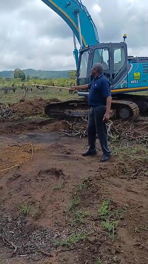 WATCH | R3 BILLION DAN CITY MALL RESUMES CONSTRUCTION It was confirmed that 15 people have already been hired, with the developer expecting more recruitment as construction progresses.The community members have been selected following what project leaders described as a fair and transparent selection process using a YES/NO evaluation system. Read full story in the comments. #fblifestyletyle | Tzaneen Voice