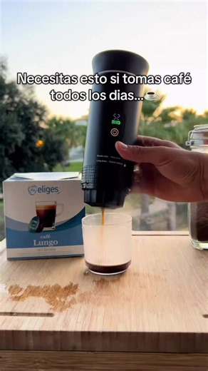 ¿Café molido o cápsulas? ¡Por qué elegir si puedes tener los dos! 🤷‍♂️🎒 Esta cafetera portátil y recargable es literalmente un café de especialidad en tu mochila. Te la llevas a la oficina, de camping o en el carro y listo. ¡Adiós al café frío de termo! 🚗⛺️ Somos tienda física en Barquisimeto Para mayor información 04126797273 Envíos nacionales #cafetera #viral #venezuela #cafe #barquusimeto