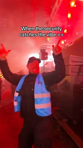 Na, wenn das nicht Multitasking ist...🫶 Security-Level: NATURE ONE 🔥 NATURE ONE 30.07. - 02.08.2026 Raketenbasis Pydna, GER #natureone #raketenbasispydna | NATURE ONE