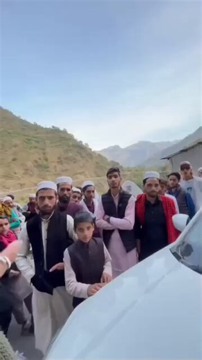 And then we wonder why peace isn't maintained and why communal divides exist in India?Well, because you can't turn a national highway into a worship site just because you want to. And honestly why on earth would you even want to?#himachal #shimla