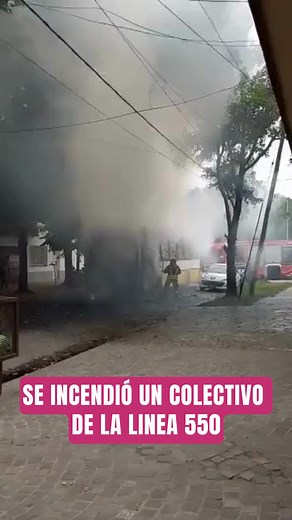 Se incendió un colectivo de la Línea 550, ramal U. Los pasajeros pudieron descender de la unidad a tiempo y los bomberos controlaron el incendio. #lomasconectado #lomasdezamora #incendio | Lomas Conectado