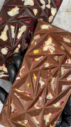 What could be better than a gift made with love and care, especially if it is handmade chocolate with individual personalisation? 💫✨#chocolate #chocolates #chocolatelover #chocolatelab #chocolatelovers #gift#gifts#giftidea#giftforhim #giftforher #chocolategift #valentinesdaygift #handmadegifts #handmadewithlove #handmadechocolate #artisanchocolate #personalisedchocolates #veganchocolate #callebaut #dessert#food#nuts#tasty#healthy#healthydessert#healthyfood | The Unique Chocolate