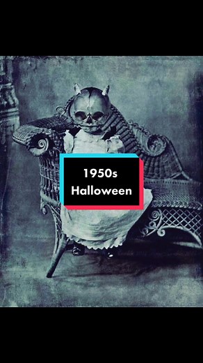 I’m terrified but also in love #vintage #halloween #50s #1950sfashion #vintagehalloween #vintagehalloweencostume #spooky #spookyseason #creepy #costumes #fyp #fypシ #viral