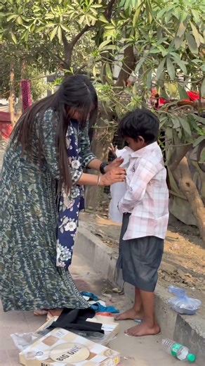 सबका बचपन एक जैसा नहीं होता 😭#humanity #viralreels #trending #shorts #help #popular #respect #sad