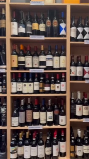 The Courtyard is a hidden gem on North Cañon Drive filled with a vibrant mix of local boutiques, a charming café, and even an Italian specialty shop. It’s a welcoming spot where neighborhood favorites and unique finds come together. 📍@Euro Caffe, 427 North Cañon Drive, Suite 111 📍 Carroll Custom, Beverly Hills, 427 North Cañon Drive, Suite 114 📍 Flavio's Tailoring. 427 North Cañon Drive, Suite 101 📍Ma Maison, 427 North Cañon Drive, Suite 104 📍@Refine Luxury Goods, 427 North Cañon Drive, Sui