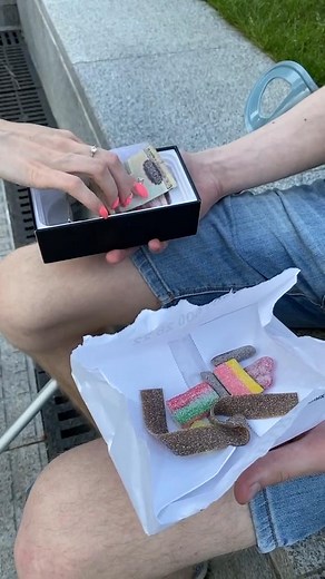 17K views · 105 reactions | Did the right thing？ #help #friends #reelsviralシ #fbreels23 #fbreels #funnyprank #funnyposts #funnyanimal #happy #fresh #VideoPranks #chinavideo #reel2024 #entertainmentreels #Videofunny #prank | Deamontol | Facebook