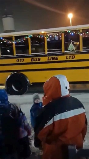 Nothing beats the holiday spirit! Rien ne vaut l'esprit des Fêtes ! 2025 Casselman Christmas Parade | Festival de Noël de Casselman 🎅 | 417 Bus Line Ltd.