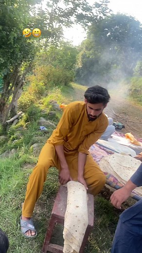 روٹی 🤣#funny #funnyvideos #foryou @sardar Basit kabir 786 @♥︎_𝐋a𝐃ل𝐚_🫥🥷