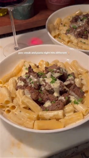 GARLIC STEAK BITES WITH CREAMY PASTA 🍝 #creamypasta #pasta