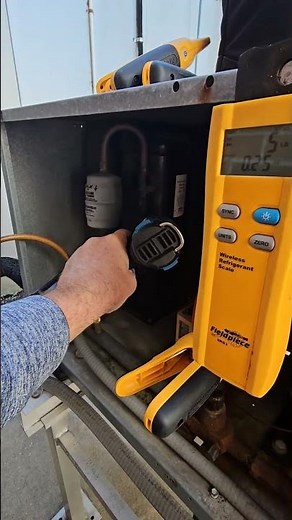 Walk-in freezer filling the liquid receiver AKA "setting the winter charge" #refrigeration #HVAC