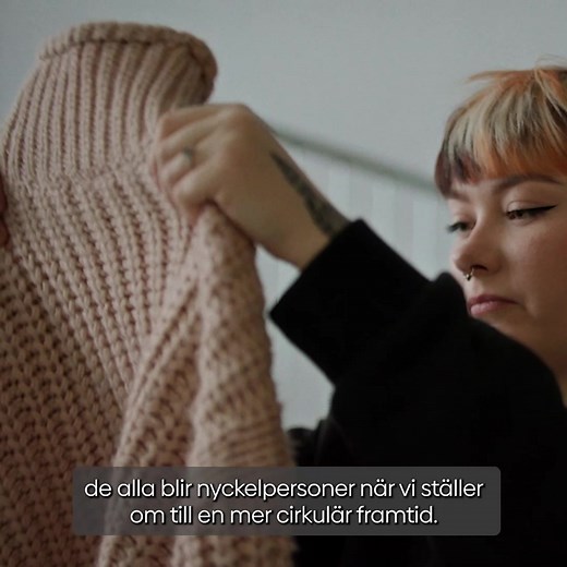 Textil- och modebranschen i Sverige rymmer många dimensioner. Här finns både traditionella jobb och nya yrken som växer fram, kopplat till återbruk, cirkulära lösningar och nya sätt att producera och använda textilier. I Sverige finns en stark textilproduktion. Det kan handla om jobb inom sömnad, teknik, produktutveckling, inköp, lager, logistik och handel. I videon visar vi några. Läs mer om jobben på sidan om det Textila Sverige. | Nordiska Textilakademin | Facebook