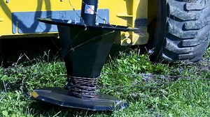 Enrolador de Arame Python - Danuser O enrolador de arame da Python enrola o arame da cerca com uma unidade de acionamento do sem-fim conectada ao seu minicarregadeira ou trator. Com recursos como ranhuras de arame de ligação, dez slots de partida de arame e armazenamento de pino de retenção, o Python certamente colocará o aperto em seu próximo projeto de envolvimento de arame. Para enrolar um único cordão ou vários cordões, simplesmente prenda o cabo Python a um tracionador hidráulico com 2 ”hex