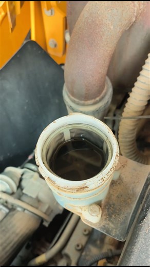 Talim Kotiya on Instagram: "Jcb break oil Copi #jcb #jcb_3dx #jcb_machine #jcb_video #jcb_backhoe_loader_video"