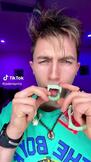 Vampireteeth.exe | Vampire Teeth