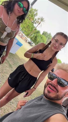 met these two beautiful queens yesterday 🌵⛺️🎡 #coachella #coachella2026 #carcamping #weekend2
