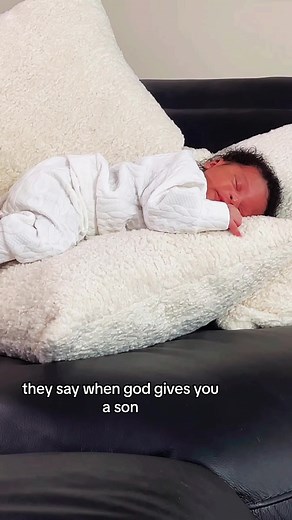 Never felt a love like this before 🥹#whengodgivesyouason #newborn #7weeks