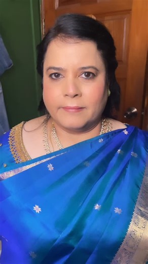 Nivetha Raju | MAKEUP ARTIST | SOFT GLAM on Instagram: "Personal makeover for mother of the bride. She requested for very minimal makeup, nude pink lips and no shimmers/glitters for the eyes. Makeup and saree sraping: @beautybyniv Hair: @hairstylingbykoko Saree pre-pleating: @kickthepleatz #beautybyniv #softglam #sgmakeupartist #bridalmakeupartist #bridesmaidmakeup"