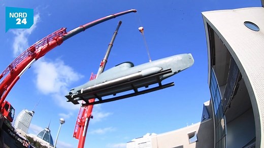 Umzug der "Seehund" aus dem Deutschen Schifffahrtsmuseum in Bremerhaven! Für die Renovierung musste das zwölf Meter lange Kleinst-U–Boot aus dem Zweiten Weltkrieg weichen. Im Artikel gibts dazu noch eine Bildergalerie 👇 https://nord24.de/bremerhaven/bildergalerie-auszug-der-seehund-aus-dem-dsm | Nord24de