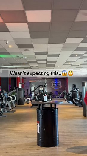 Red week Angebot… nur noch bis Freitag 🤫 Melde dich jetzt an und spare dir die Anmeldegebühr von 49,90€🤩❤️‍🔥 Was Dich bei uns erwartet: ✅24/7 Geöffnet ✅ Power Plate Training🔝 ✅ Dehnungsbereich 🤸🏻‍♀️ ✅ frisch zubereitete Shakes🥤 ✅ GetränkeFLAT💦 ✅ MassageFLAT🧘🏽‍♂‍ ✅ SolariumFLAT🌞 ✅ Kurse 💃🏽 ✅ Trainingspläne 🏋🏼‍♀️🏋🏼‍♂️ ✅ Ernährungscoaching 🍏 ✅ die modernsten Life Fitness/Hammer strength Cardio- und Kraftgeräte🚀 ✅ gratis Duschen🚿 ✅ großzügiger Freihantelbereich 🏋🏼‍♂‍ ✅ Hantel b