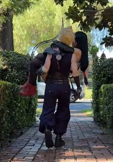 One Arm Princess Carry - Cloud Strife and Tifa