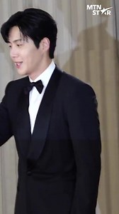 41K views · 5.7K reactions | Kim Seonho at the 2023 Buil Film Awards red carpet, where he won Best New Actor for his role in in his debut film, The Childe. A well-deserved win!!! ©️MTN News #KimSeonho #김선호 | Uri Kim Seonho - 우리 김선호 | Facebook