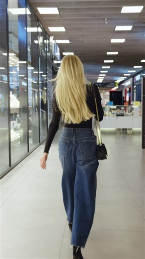 Inkognito ples pod maskami | 🫣 POZOR, VÝZVA! Ve Forum Nová Karolina jsou ukryté 2 lístky na Inkognito ples 🎭 🔍 Nápověda: žlutá obálka v přízemí & druhé patro Budeš to... | Instagram