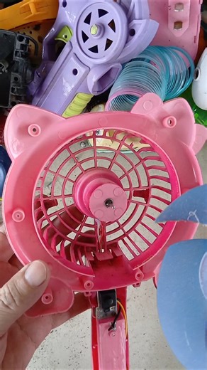 While browsing through old items, they discovered a broken Hello Kitty mini fan.