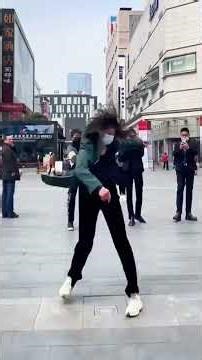 A Shaolin Kung Fu girl shows off her real kung fu somersaults and splits#The Real Life Sha