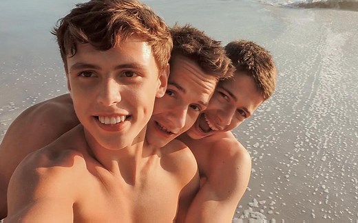 【BelAmiOnline】三个英俊的年轻人沿着风吹过的海滩漫无边际地奔跑