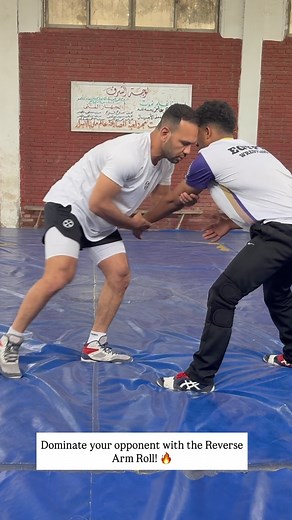 Arm Roll with Reverse Middle Twist 🔥 A fundamental move in wrestling and combat sports! You start by controlling your opponent’s arm, then twist your body in the opposite direction. Grip the opponent’s neck tightly and pull forward to secure full control. At this point, you drop down on both knees to stabilize your position, allowing you to throw your opponent safely and powerfully like a pro. Timing and precision are the keys to mastering this move. Try it out and level up your game! 💪🤼‍♂️ I