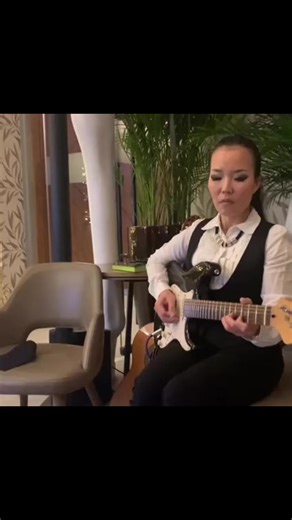 New year, same me, just different side 🎸😁To all classical guitarists, no judgments…to all electric guitarists, no critics please 😂🤣 Just some fun jamming!!! | Thu Le Guitarist