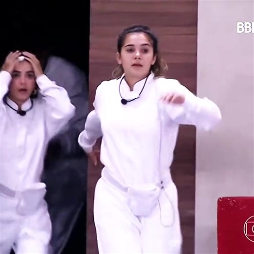 Manu Aperta o Botão no Quarto Branco e Cria Amizades