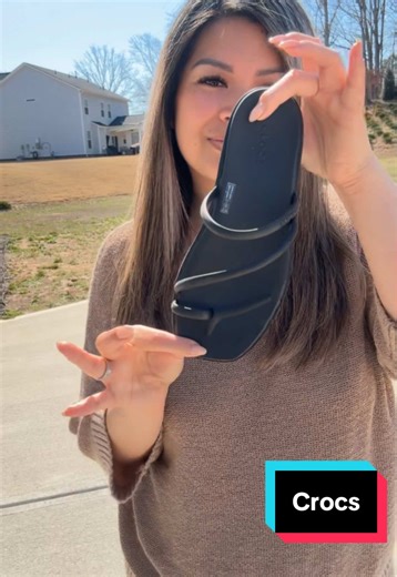 Minimal effort. Maximum cute. 🤍 The Crocs Miami Toe Loop Sandal is that everyday women’s sandal you throw on and somehow still look put together. Lightweight, flexible, and comfy enough for all-day wear — but sleek enough to elevate a basic outfit. If you’re searching for comfortable summer sandals for women, toe loop sandals, vacation sandals, or easy slip-on shoes that aren’t bulky… these are it. Perfect with dresses, rompers, denim shorts, or your favorite matching set. Low maintenance, high