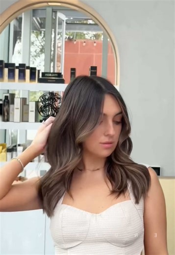 Add 2 packs, one row of tape in wefts to here short and fine hair. She doesn’t want length, only look for natural fullness. Hair color: Tortoiseshell balayage mocha melt balayage （18inch) #endaringhair #tapeinweft #tapeinhairextensions #tapeininstall #greenscreenvideo